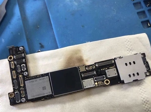 iPhone 12主板曝光：造型更緊湊更細長 內(nèi)存有驚喜